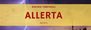 Cielo temporalesco scuro con fulmine durante allerta meteo gialla a Roma per rischio temporali 22 giugno 2026