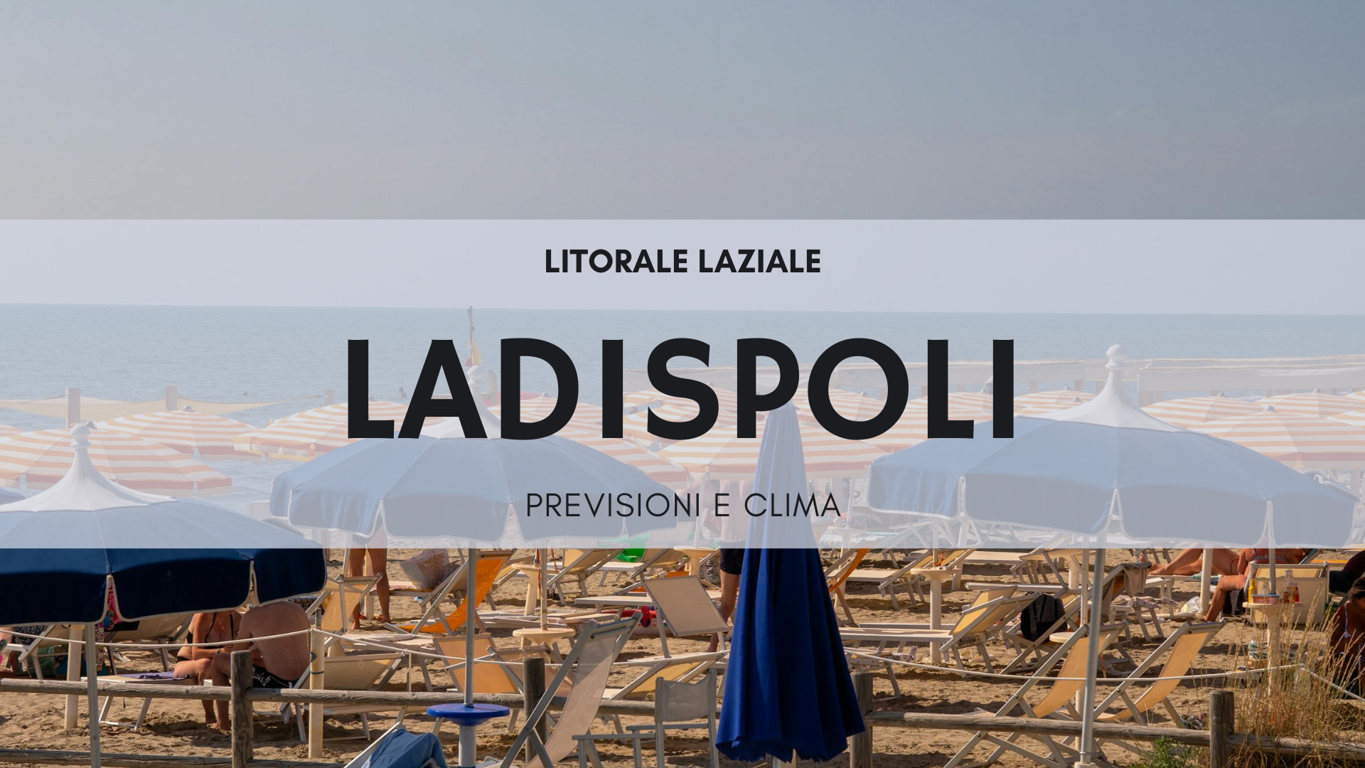 Spiaggia del litorale laziale con ombrelloni colorati e mare Tirreno, meteo Ladispoli