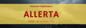 Cielo plumbeo con nubi temporalesche su una città durante l'allerta meteo gialla a Roma per rischio temporali